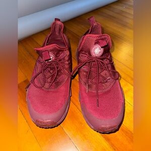 Barely worn womens burgandy NIKE air huarache sneakers